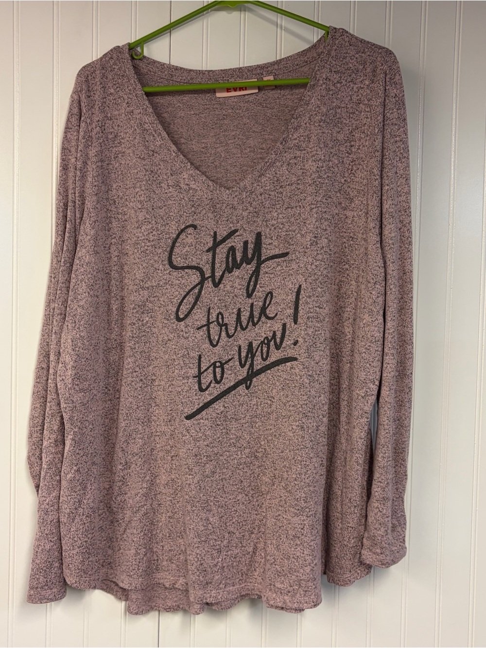 EVRI Lavender Heather V‑Neck Long Sleeve Top with Stay True Graphic 1X